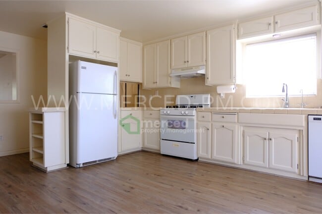 Building Photo - 15290 Sunset Dr