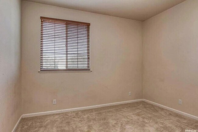 Building Photo - Huge 4 bedroom 4 bathroom