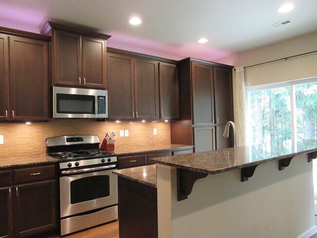 Building Photo - 5 bedroom, 1.5 bath home in Tehaleh
