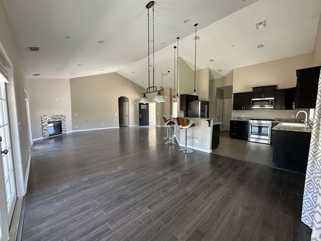 Building Photo - Beautiful, Updated 3 bedroom 2 bathroom home ready to welcome you HOME!