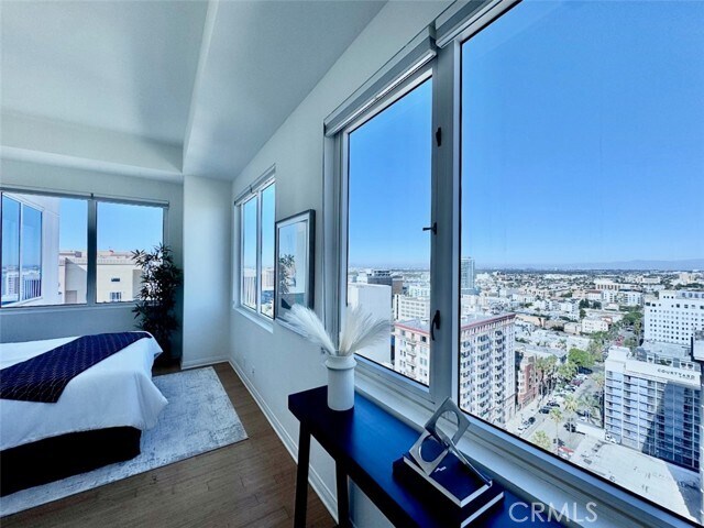 Primary Photo - 525 E Seaside Way