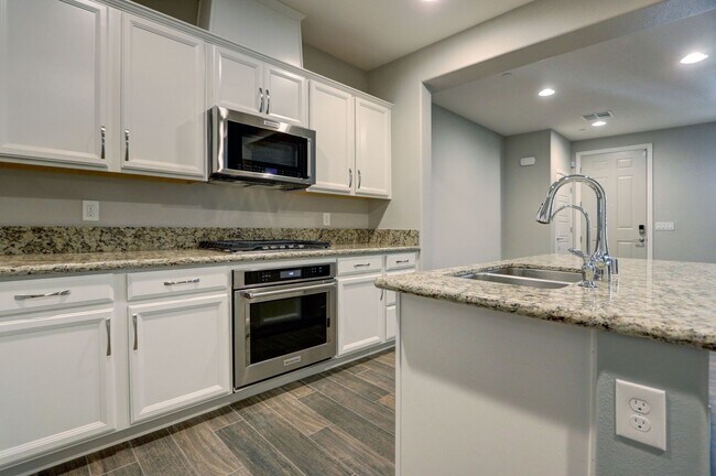 Building Photo - Newer, Fabulous town home in the heart of ...