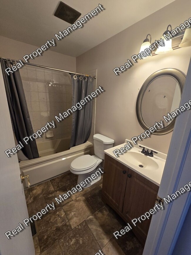 Building Photo - Three Bedroom Townhome
