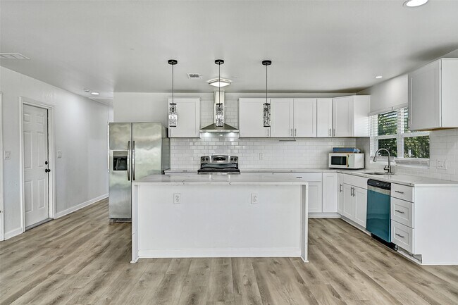 Building Photo - 2328 Wimcrest St