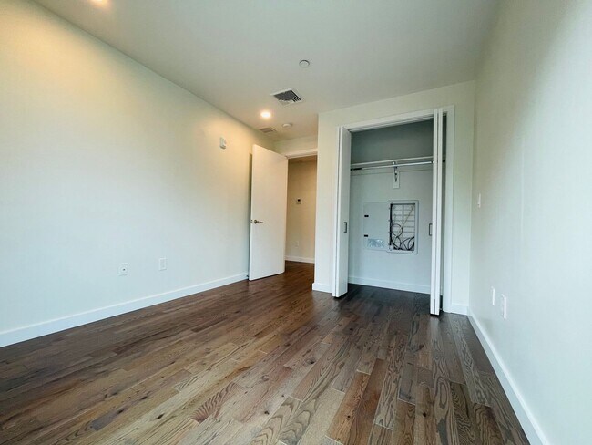 Building Photo - Jamaica Plain 2 bedroom w/garage parking a...