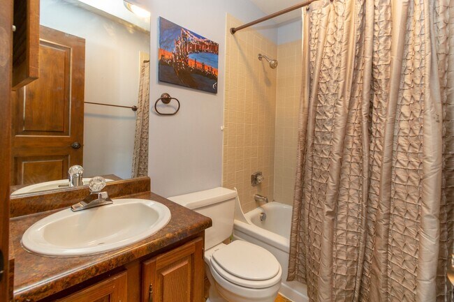 Building Photo - Woodworks Townhome- 3 Bedroom/3 Bath Unit w/Updated kitchen on the Bus Route