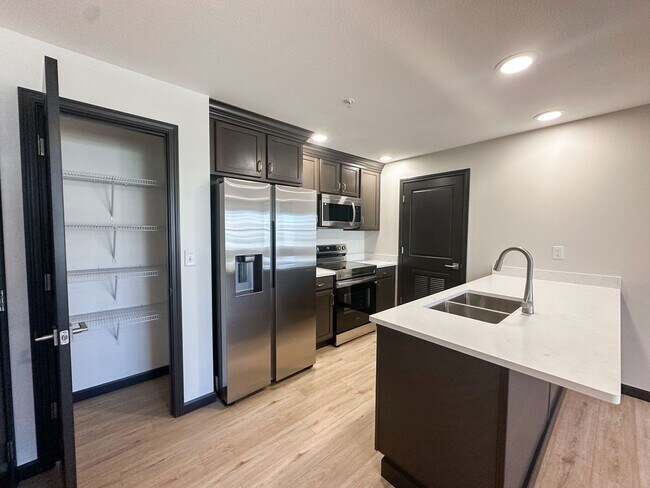 Building Photo - New! Beautiful 2 Bed, 1.5 Bath Apartment i...