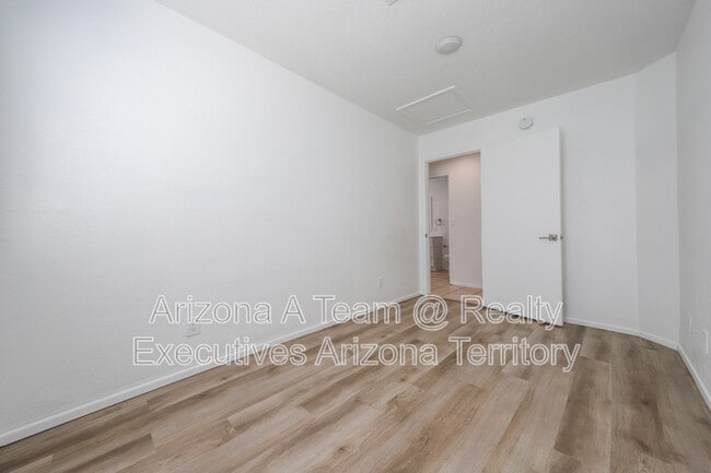 Building Photo - 4538 E Lester St