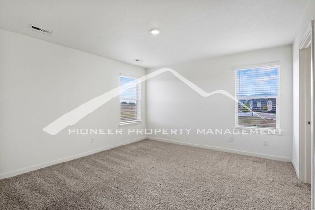 Building Photo - Modern 4-Bed, 2.5-Bath Home with 2 car garage, AC and Private Enclosed Yard