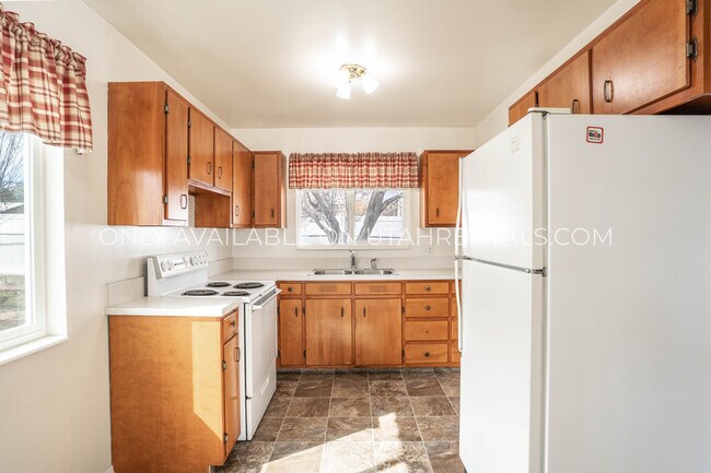 Building Photo - 742 E 200 N