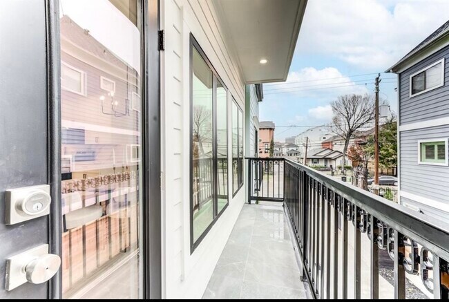 Building Photo - 1210 W 23rd St