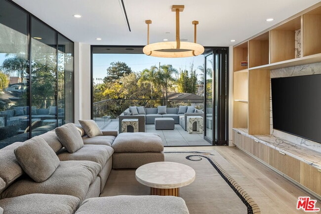 Building Photo - 738 Palms Blvd