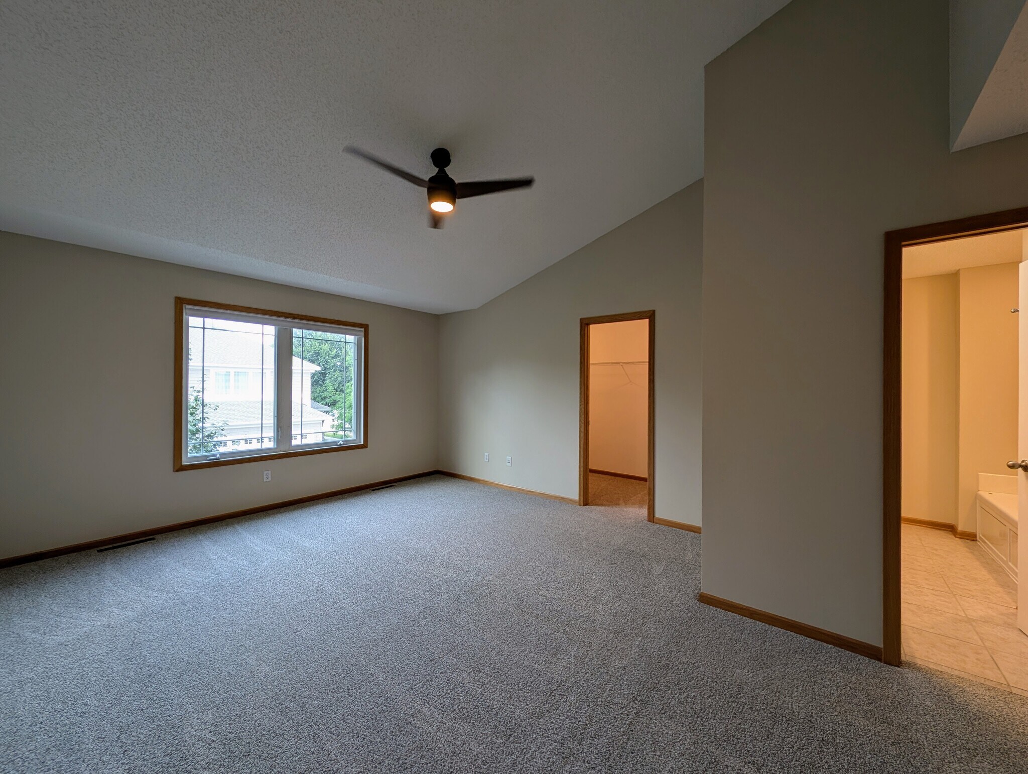 Building Photo - 594 Sutherland Dr