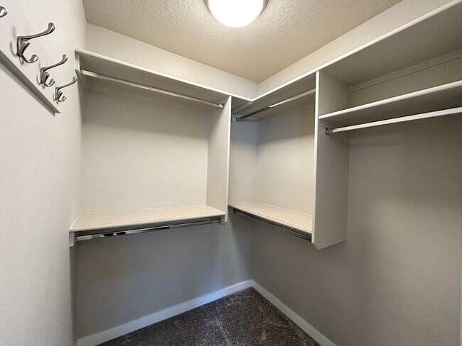 Building Photo - Stunning 3 bedroom 2 bathroom home in Meri...