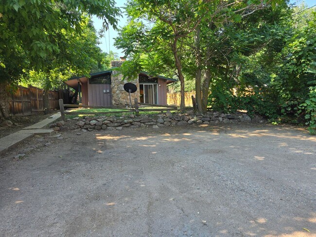 Building Photo - 3 Bedroom Apartment on West Side Of The Hill