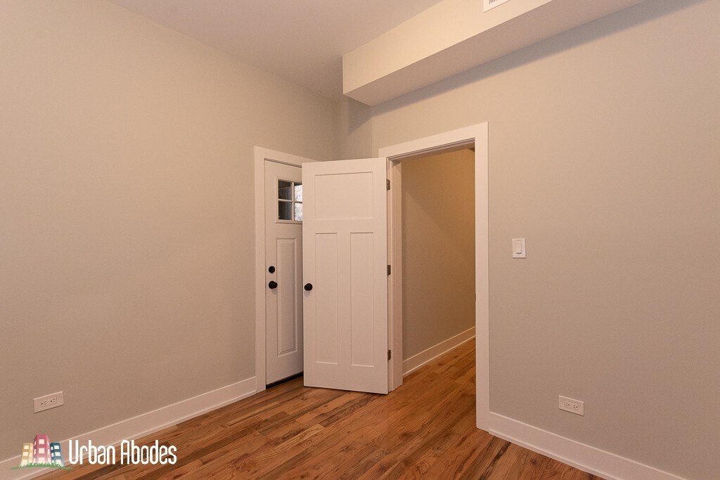 Building Photo - 644 W Oakdale Ave