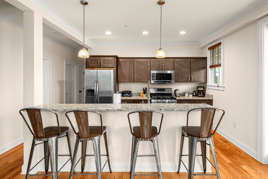 Building Photo - 279 E Chestnut St