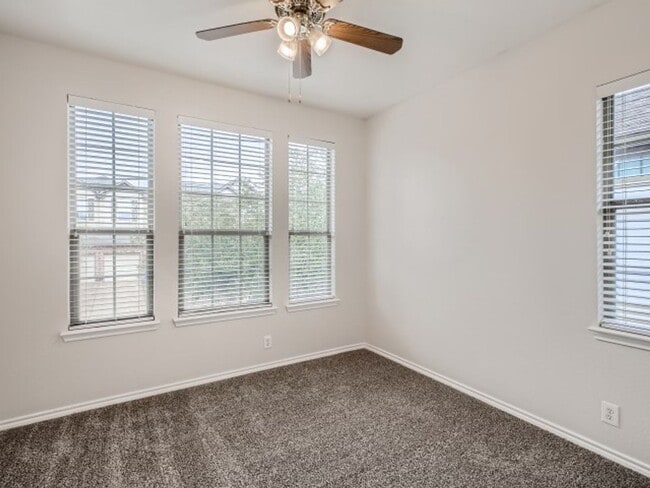 Building Photo - Home in Stone Oak!
