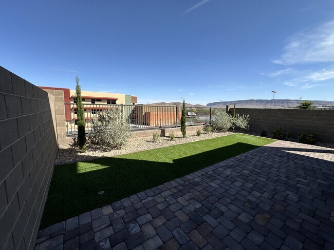 Building Photo - 360 Wind Poppy St