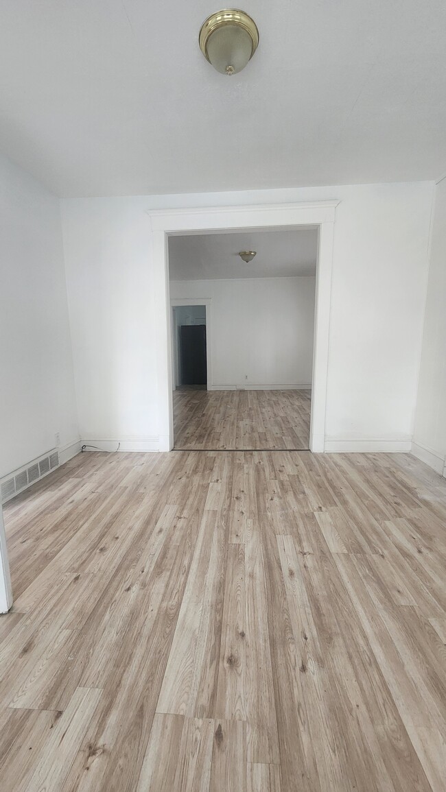 Building Photo - 123 Maple Ave