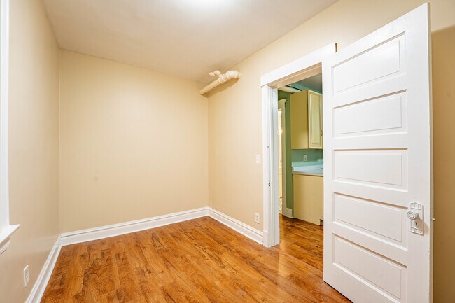 Building Photo - 1012 N Oakley Blvd