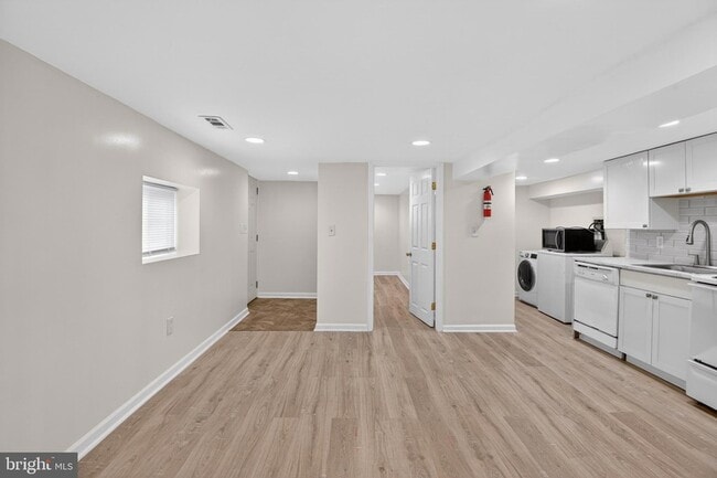 Building Photo - 141 Uhland Terrace NE