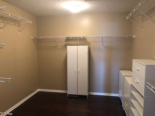 Building Photo - Home for rent in Bellevue!