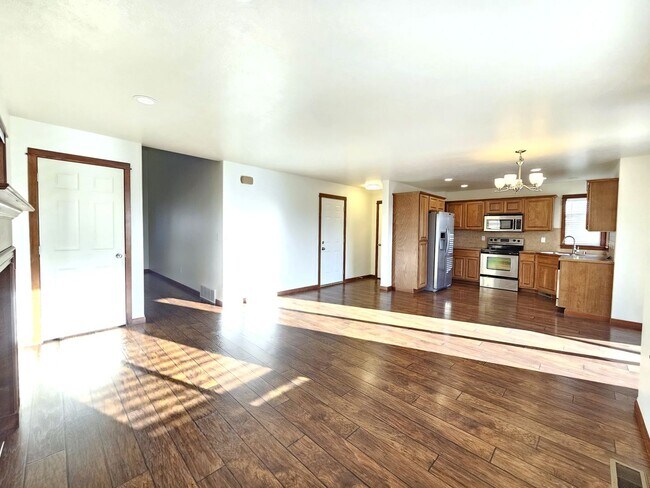 Building Photo - $2,200 -  3 Bed / 2.5 Bath Beautiful Spokane Valley House