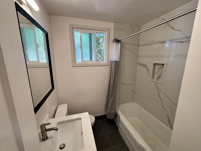 Building Photo - Spacious 3BR, 2Bath House Oakland | $35=00 | Newly Remodeled | Se Habla Español