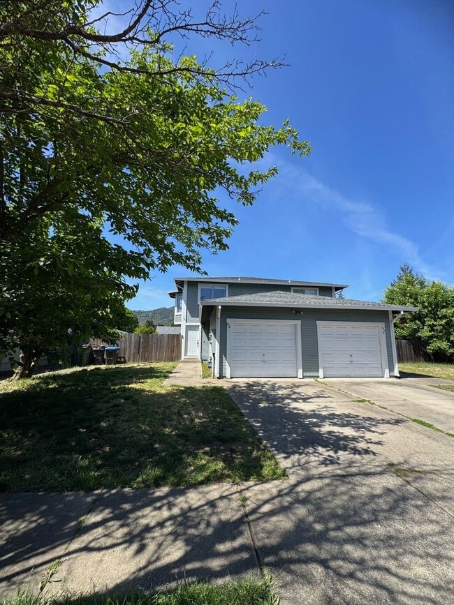 Building Photo - Charming 3 bedroom 1.5 bathroom Two story Town House with an attached garage.