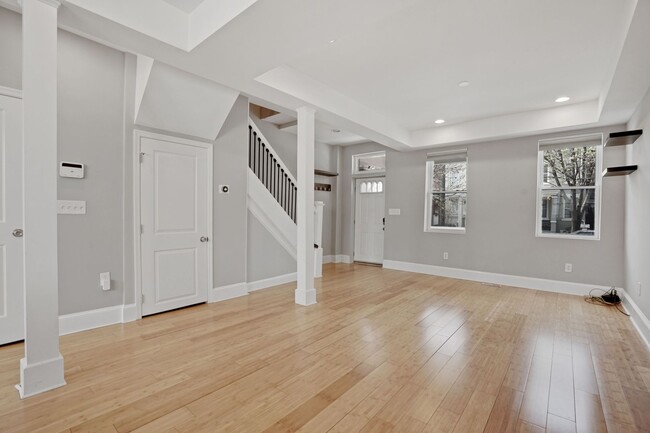 Building Photo - Recently Renovated Row House - H St Corrid...