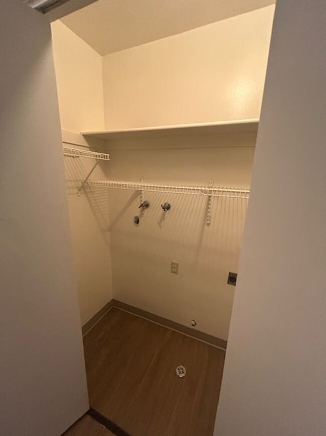 Building Photo - 3 bedroom 2 bath in central Visalia!