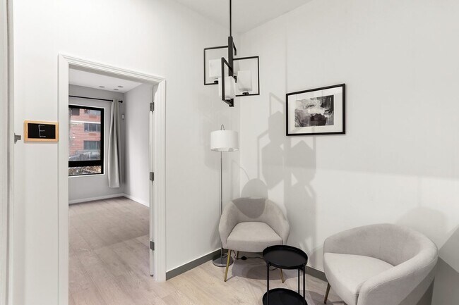 Building Photo - ROOM ONLY in 5-bed/2.5-bath Home