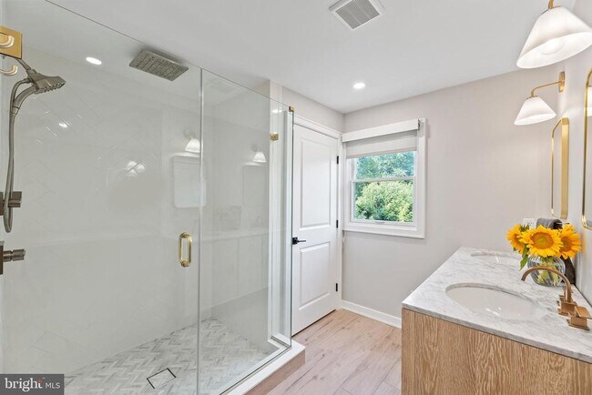 Building Photo - 1621 Clearview Ave