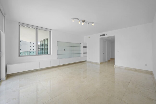 Building Photo - 1331 Brickell Bay Dr