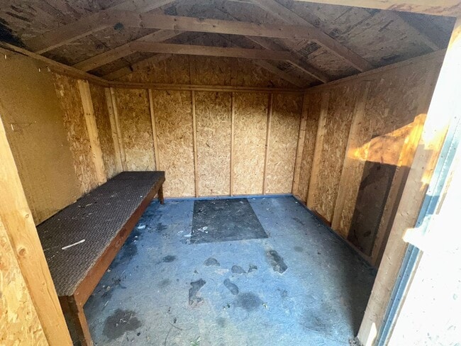 Building Photo - FOR LEASE - 3 bed, 2 bath, 1400 sqft single-family home