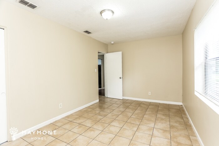 Building Photo - 5453 Oak Forest Dr