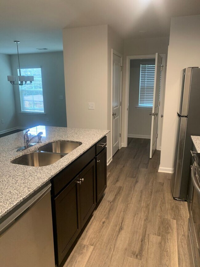 Building Photo - Mary Black Properties