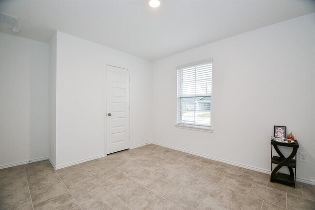 Building Photo - 1106 Cattle Chute Ct