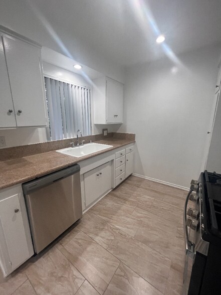 Building Photo - 251 N El Molino Ave