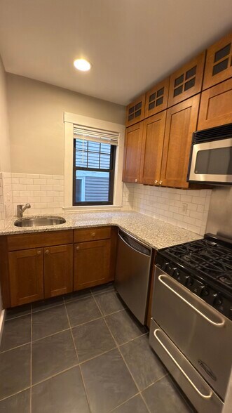 Primary Photo - 11 Story St