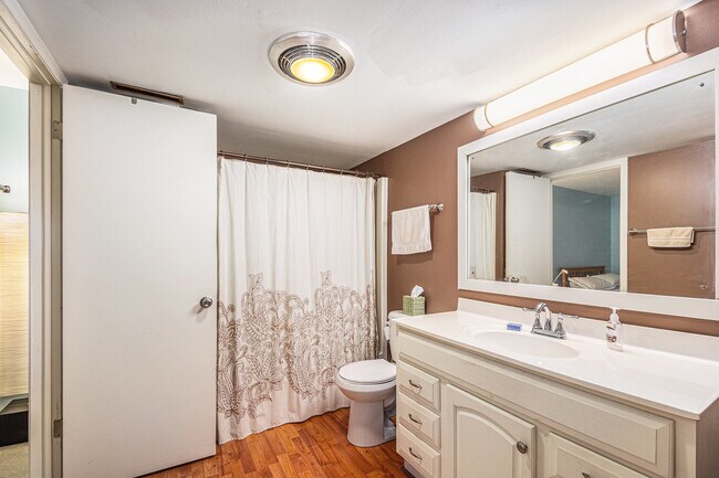 Building Photo - 423 Tamarack Dr