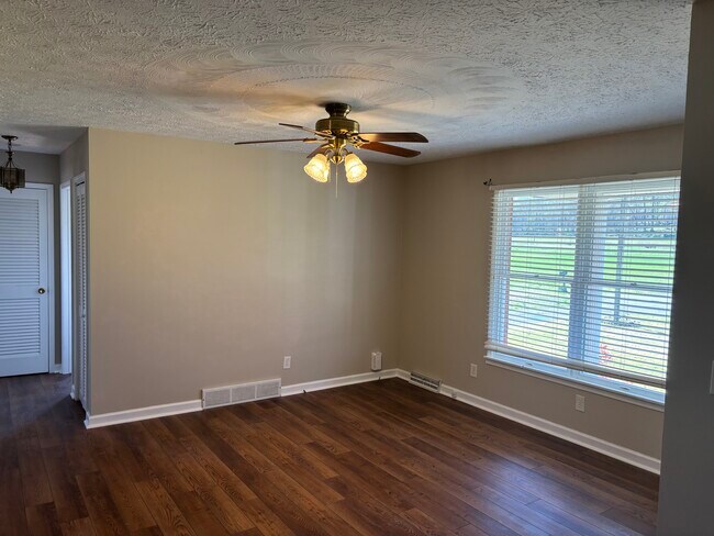 Building Photo - Highland