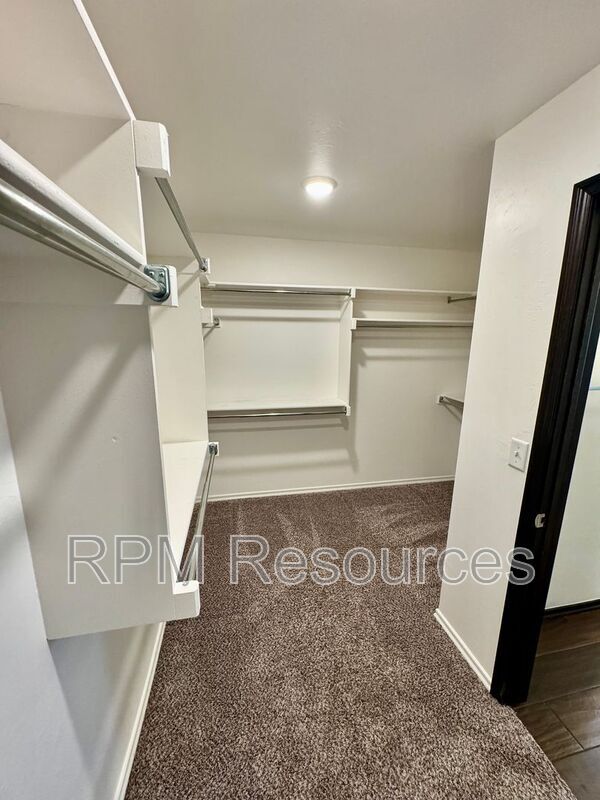 Building Photo - 702 Midland Valley St