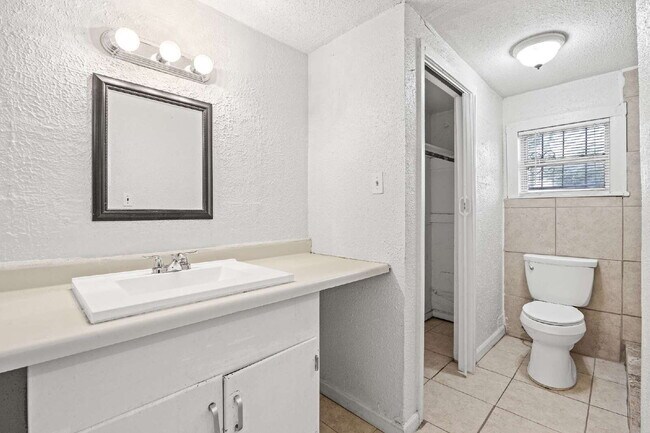 Building Photo - Spacious single story 2 bedroom 1 bath Ava...