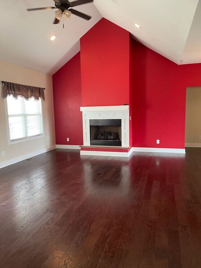 Building Photo - Move In Ready!!