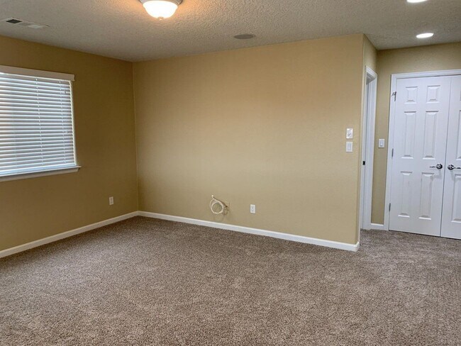 Building Photo - 229 Loma Linda Loop NE