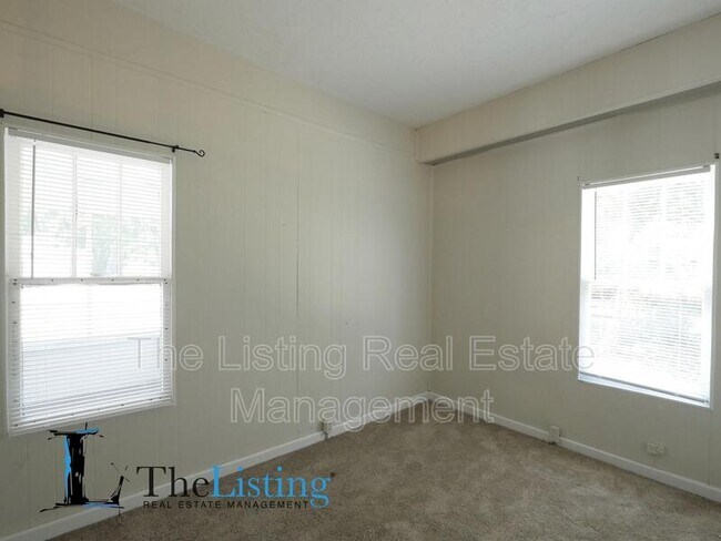 Building Photo - 611 E Plymouth Ave