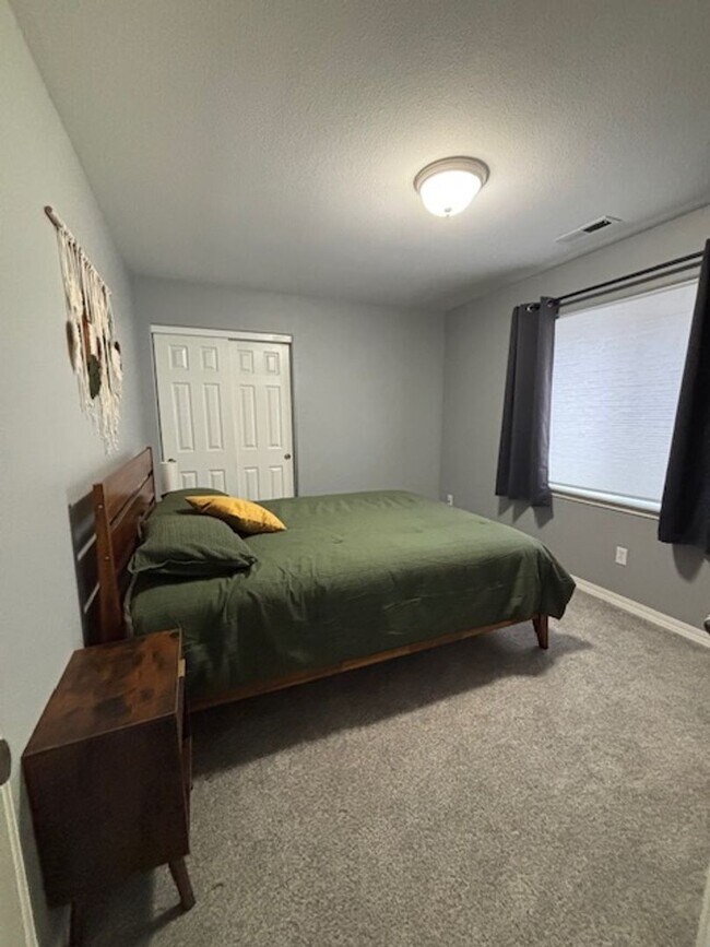 Building Photo - Seasonal Rental - Available August 16, 202...
