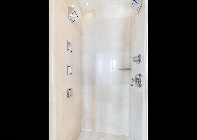 Building Photo - Exceptional 2BR/2BA corner unit with lovely city views. Ready NOW. Priced to rent!